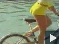 Nő a biciklin