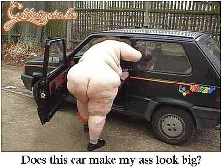 A kocsi kicsi, a néni nagy !