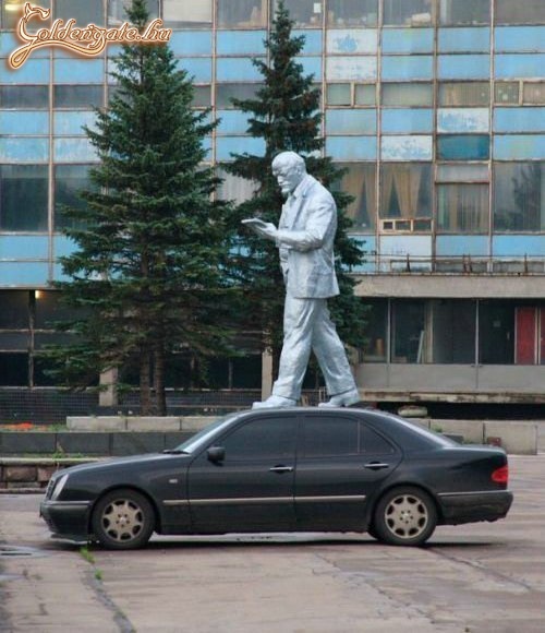 Lenin él, és Merdzsón jár