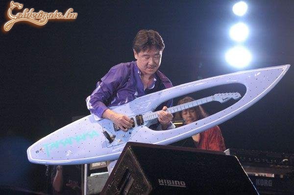 Egyszerre tud szörfölni és gitározni