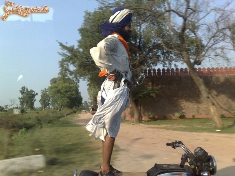 Motor, amelyen csak állóhely van