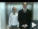 a liftben történik
