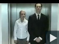 a liftben történik