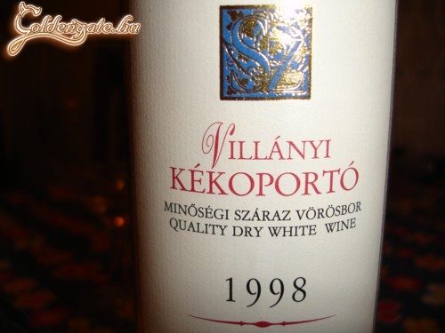 Így lesz a vörös kékoportóból fehérbor a külföldiek számára. A címketervező félreérthetett valamit