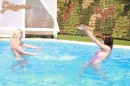 Diáklányok a medencében esnek egymásnak - 4. kép