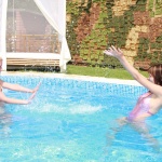 Diáklányok a medencében esnek egymásnak - 4. kép