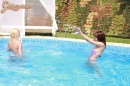 Diáklányok a medencében esnek egymásnak - 5. kép