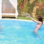 Diáklányok a medencében esnek egymásnak - 5. kép