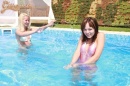 Diáklányok a medencében esnek egymásnak - 10. kép