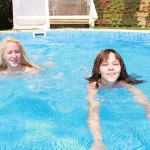 Diáklányok a medencében esnek egymásnak - 14. kép