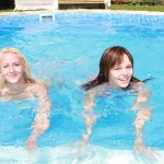 Diáklányok a medencében esnek egymásnak - 18. kép