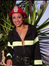 A szexi tűzoltónő jól kezeli a fecskendőt - 4. kép