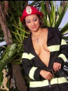 A szexi tűzoltónő jól kezeli a fecskendőt - 9. kép
