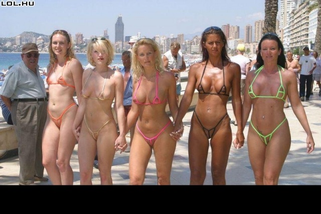 Az idei fürdõruha divat. A kakukktojás a bal oldalon van! :)