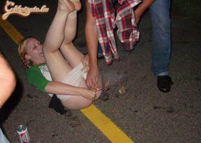 Valaki innen lövi a tüzijátékát a boldog új évben.