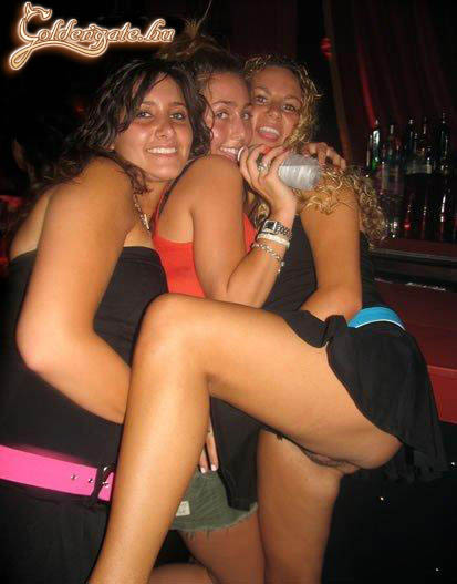 Szórakozóhelyen: -Lányok, csinálhatnék rólatok egy képet? Hát persze!