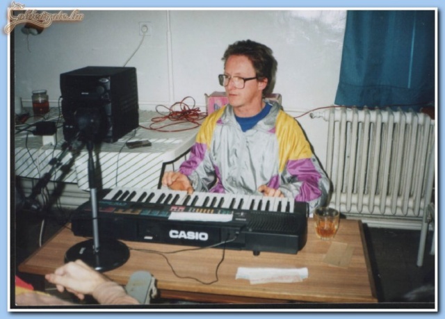 Szintiboy szintizik ......