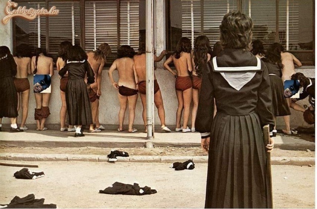 Apácazárda: miután elfenekelték a lányokat.