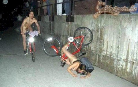 Látod lányom, kellett neked meztelenkedni!