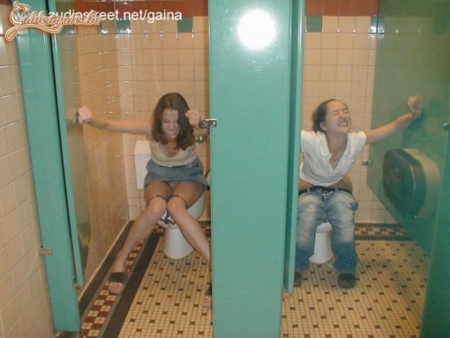 Verseny kakilás lányok között. Akinél előbb jön a 'barna' hang, az a nyertes!