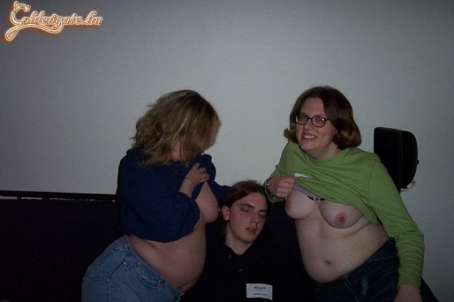 Még 4 ilyen csaj se törné meg az édes álmot...