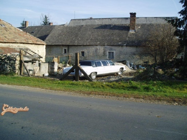 A helyi kiskirály kocsija...