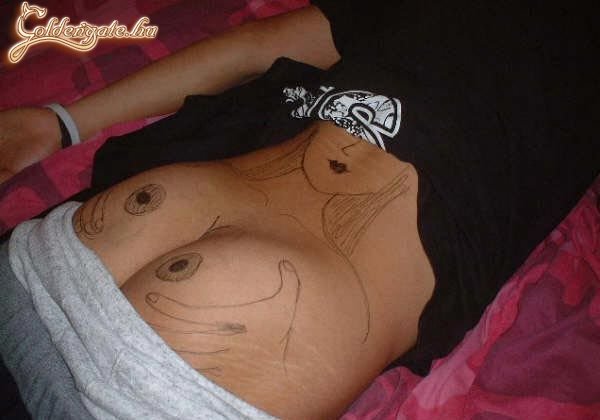 Így a melegek is tudnak mellek közé élvezni :)