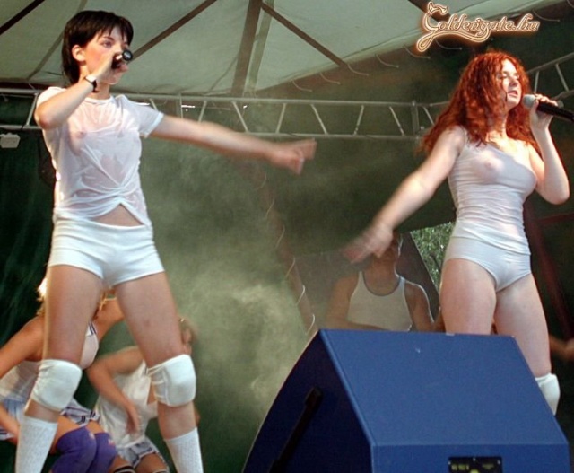 Azért a tatu-s lányok értik a dolgukat,,, (ha már a zenélés nem megy nekik)