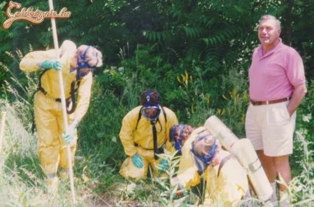 Mit képzel az öreg? Vajon immunis rá, azért mosolyog?