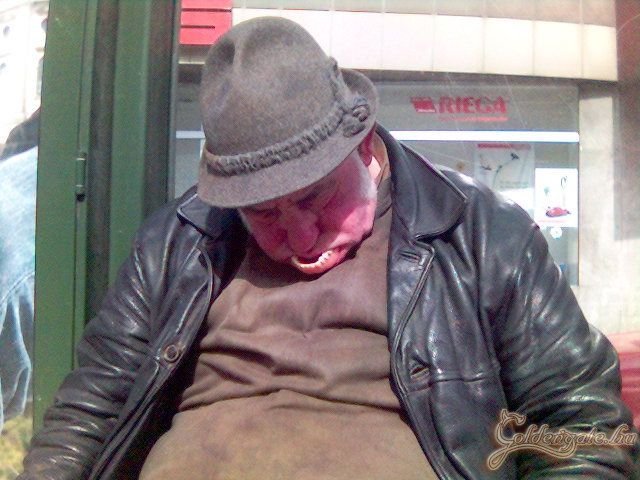 Mindjárt kiesik  a protkó!