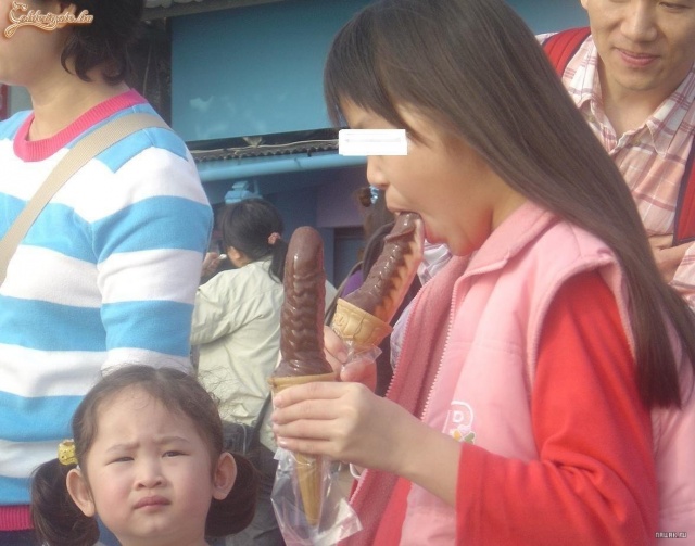 Mi az, anyu? Kislányom, neked nem lehet még ilyet nyalni!