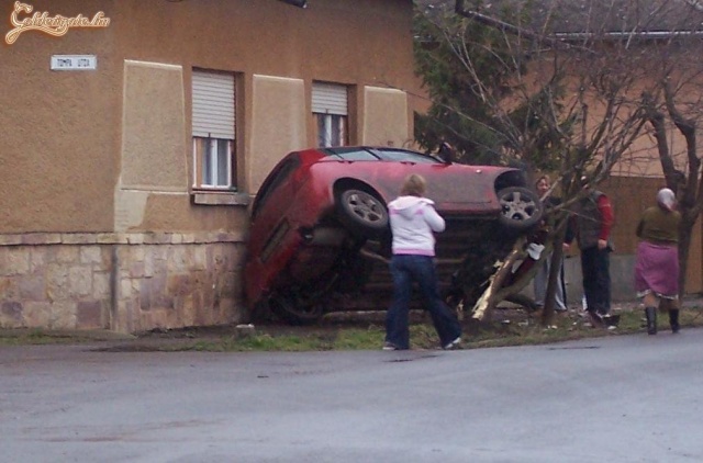 Mindig van valaki, aki übereli az előző parkoló királyt! :D