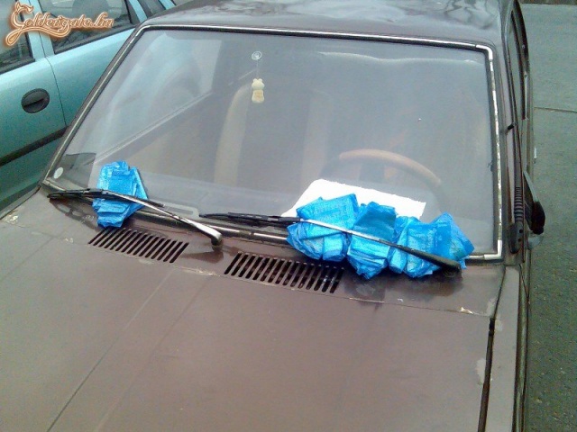 Mióta állhat ott a szerencsétlen?