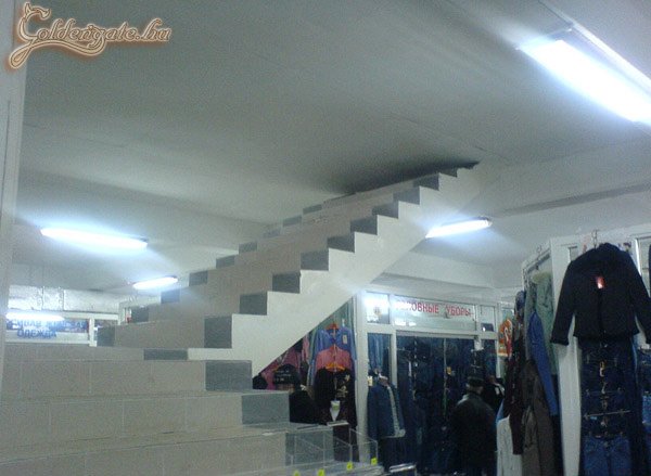 Menjen csak fel a lépcsőn és ott találja a vevőszolgálatot.