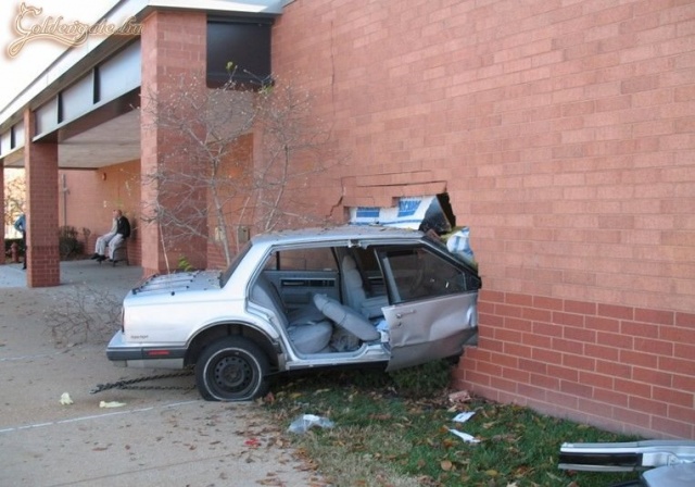 Az asszony beugrott a boltba kenyérét...