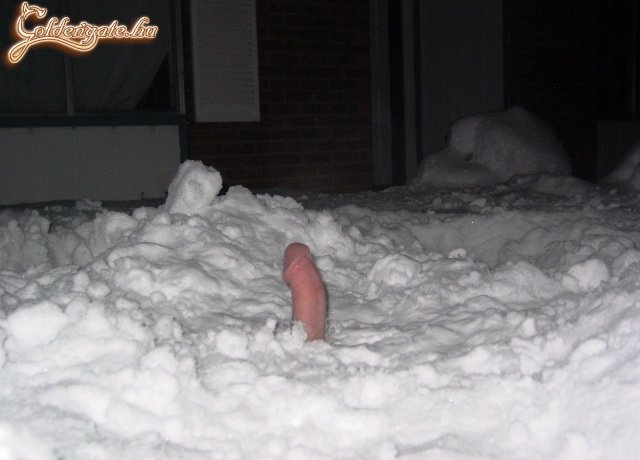 Igen! Valaki még él ott a hó alatt!