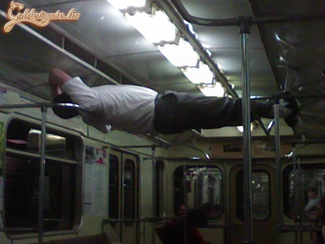 Szép mutatvány a metrón...