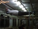 Szép mutatvány a metrón...