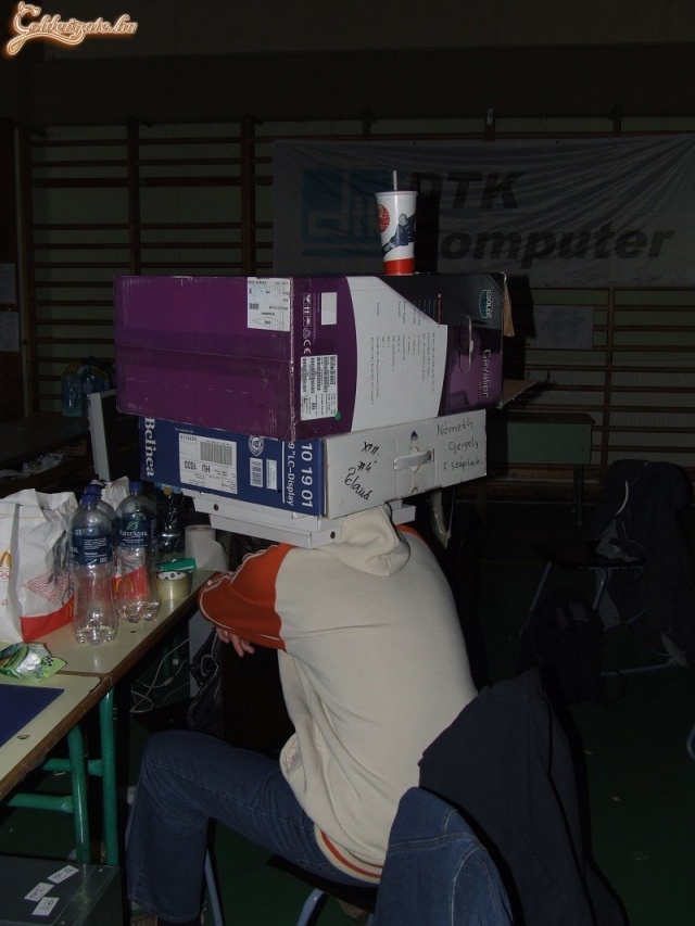 Ezek a megterhelő lanpartyk...