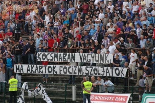 Békéscsabai szurkolók üzenete a kiesõ helyen alló csapatuknak...