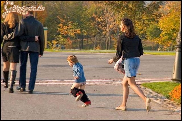 A kissrác valami izgit láthatott...