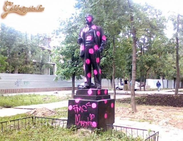 Lenin él, élt és élni fog!