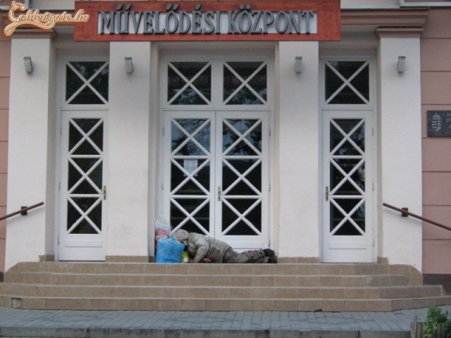 Mikor nyit már ki?