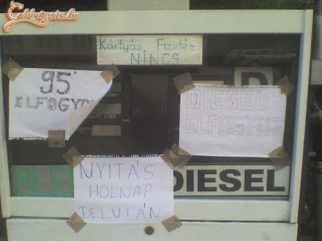 Van valami baj a kúttal...