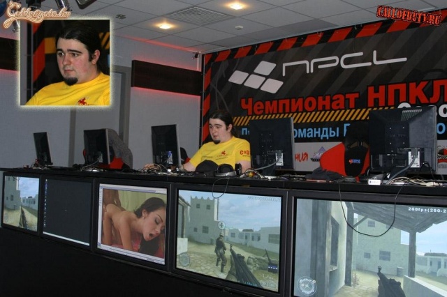Netcafe public display - a srác szeret COD-ozni, úgy tűnik...