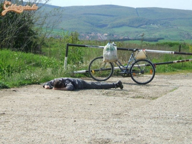 Alszik a bácsi