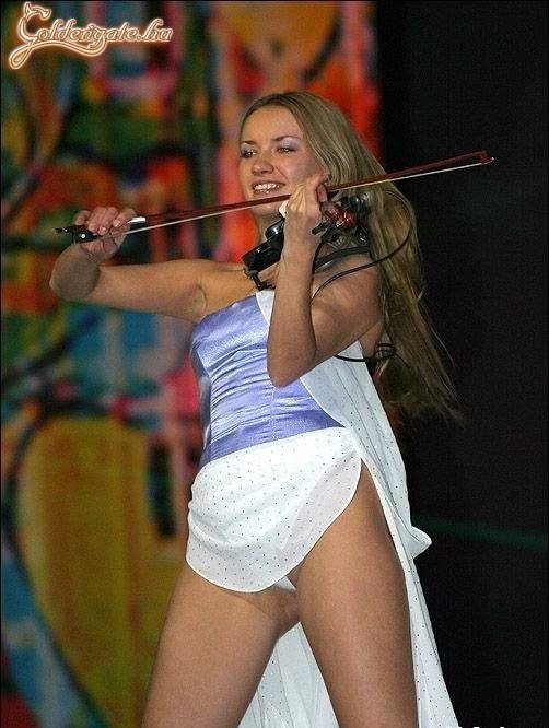 Szépen hegedül a lány!