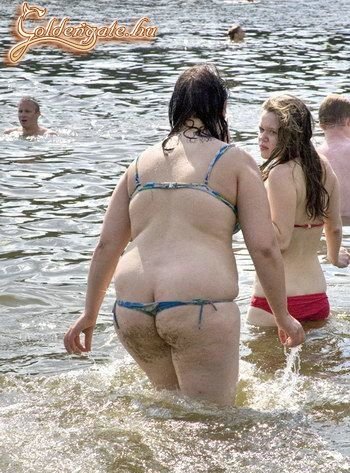 Szerinted jó lesz ez a fürdőruha nekem? Szerintem vegyél nyugodtan még egy számmal kisebbet!