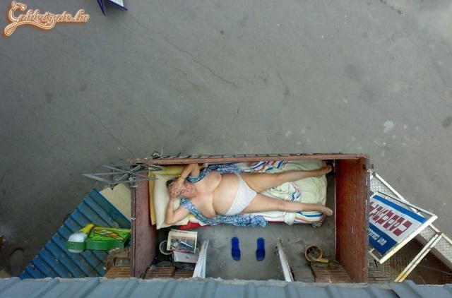 Kényelmes, lakájos