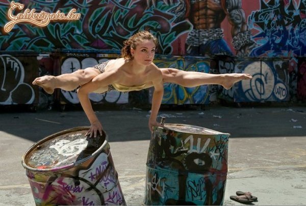 Jó izomzata van a csajnak...